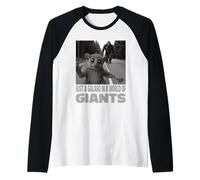 Solo Un Galago En Un Mundo De Gigantes Camiseta Manga Raglan