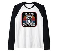 Solo un papá que siempre volvía a casa con el padre mapache de leche Camiseta Manga Raglan