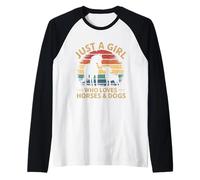 Solo una Chica a la Que le encantan los Caballos y los Perros Retro Sunset Camiseta Manga Raglan