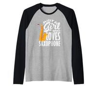 Solo una Chica Que ama el saxofonista del saxofón Camiseta Manga Raglan