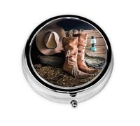 Sombrero de botas de vaquera en la granja. Este pastillero de viaje pequeño, redondo y de tres compartimentos es perfecto para almacenar medicamentos diarios, vitaminas y sobre la marcha.