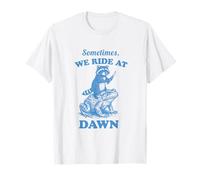 Sometimes We Ride at Dawn Raccoon Frog Divertido Humor Vintage Camiseta