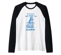 Sometimes We Ride at Dawn Raccoon Frog Divertido Humor Vintage Camiseta Manga Raglan