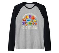 Somos Diferentes, Pero en Esta Escuela nadamos Todos Juntos Camiseta Manga Raglan