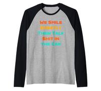 Sonreímos dulcemente y luego hablamos mierda en el coche Amigos Familia Camiseta Manga Raglan