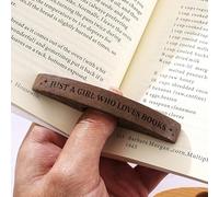 Soporte de página personalizado para el pulgar - JUST A Girl WHO Loves Books, soporte de madera personalizado para leer con una sola mano, regalo para profesores y amantes de los libros