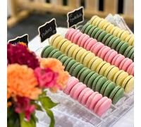 Soporte de presentación de acrílico macaron diseñado para lugares de servicio de alimentos de alto tráfico que requieren un rendimiento diario fiable (4 comederos)