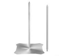 Soporte vertical para brochetas, hecho de acero inoxidable para una construcción robusta y una cocción eficiente al aire libre
