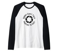 Sorry Can't Talk Photos to Edit, Funny Photographer Camiseta Manga Raglan