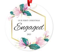 Soul Décor Adorno de regalo con texto en inglés «Our First Christmas Engaged 2025»