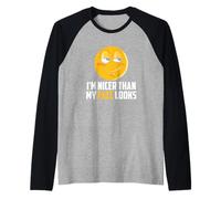 Soy más Agradable Que mi Cara se ve descarada Camiseta Manga Raglan