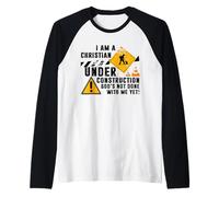Soy un Cristiano en construcción Dios no está Hecho Camiseta Manga Raglan