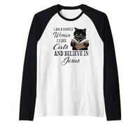Soy una Mujer Sencilla Me Gustan los Gatos y Creo en Jesús Camiseta Manga Raglan