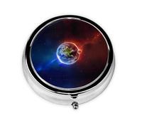 Space Planet Earth. Este pequeño pastillero redondo es un organizador portátil de medicamentos de viaje con tres compartimentos para almacenar medicamentos diarios.