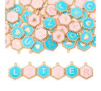 Sparkeads 52 dijes esmaltados de aleación de la A a la Z con letra hexagonal con inicial del alfabeto, colgantes colgantes de metal con letra mayúscula para hacer joyas de bricolaje, esmaltado