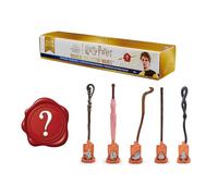 Spin Master- Copa Wizarding World Harry Potter Magical Collector - Varita Sorpresa con Base e Icono de fundición de Torneo Tremaghi (los Modelos varían), Multicolor, Medium (6068682)