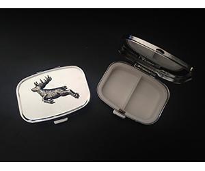 Springing Stag A60 hecho de peltre inglés fino en una pastilla rectangular de metal plateado