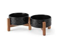 SPUNKYJUNKY Juego de cuencos elevados de cerámica para perros con soporte de madera de acacia para alimentos y agua para gatos y perros pequeños (13 onzas, negro, patrón de pata de perro)