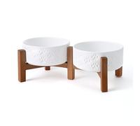 SPUNKYJUNKY Juego de cuencos elevados de cerámica para perros con soporte de madera de acacia para alimentos y agua para gatos y perros pequeños (13 onzas, blanco, patrón de pata de perro)