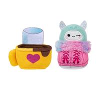 Squishville SQM0317 Juego de Accesorios para día de Nieve, Botas de 2 Pulgadas y Juguetes de Peluche de Cacao para niños, Multicolor