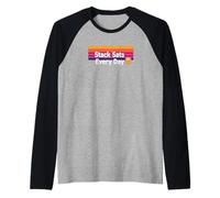 Stack sats todos los días construir riqueza invertir cripto bitcoin Camiseta Manga Raglan