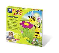STAEDTLER 8034 27 LZ FIMO Kids Form&Play Playtime & Modeleling Polymer Clay Set - "Happy Bees" (paquete de 4 bloques, calcomanías, herramientas de modelado y escena de fondo)