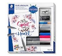 STAEDTLER Brush Lettering Design Journey - Set de 6 rotuladores Pigment Art para Lettering en colores surtidos, 1 lápiz, 1 goma de borrar y 1 afilalápices, 61 371-1