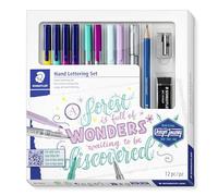 STAEDTLER Juego de cartas de mano, estuche de cartón con 4 colores triplus, 2 rotuladores triplus, 2 triplus textsurfer, 1 bolígrafo metálico, 1 lápiz, 1 sacapuntas, 1 goma de borrar, 61 323