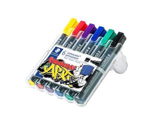 Staedtler Lumocolor Permanent Marker 350 WP6 - Marcador permanente punta biselada de 2-5 mm aprox. Estuche exclusivo STAEDTLER box con 6 rotuladores en colores surtidos
