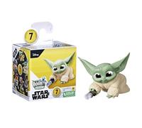 Star Wars The Bounty Collection Series 7, Grogu Mini figura de acción, pose de inspección de sable de luz, juguetes Star Wars de 2.25 pulgadas para niños y niñas de 4 años