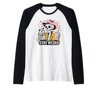 Stay Weird Skeleton en Sombrero de Vaquero Rosa con zarigüeya Camiseta Manga Raglan