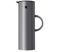 Stelton EM 77 Isolierkanne 1l granitgrau marca Stelton | El tapón basculante patentado garantiza un vertido seguro sin derrames; el aislamiento de doble pared mantiene las bebidas