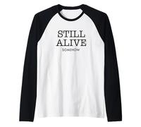 Still Alive: Cita de Supervivencia de Humor Negro de Alguna Manera Divertida Camiseta Manga Raglan