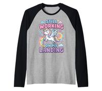 Still Working On My Landing Unicornio Arcoiris Camiseta Manga Raglan