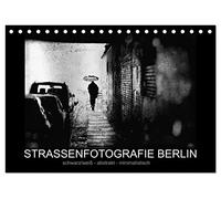 Strassenfotografie Berlin. schwarz/weiß - abstrakt - minimalistisch (Tischkalender 2026 DIN A5 quer), CALVENDO Monatskalender: Alltägliche Augenblicke einer Großstadt fotografisch festgehalten.