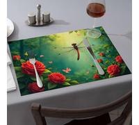 Strawberry Rug A Dragonfly se posa con gracia entre vibrantes rosas rojas en un jardín exuberante y iluminado por el sol. Manteles individuales para comedor, decoración de fiesta occidental, manteles