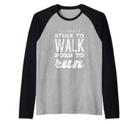 Stuck To Walk Born To Run Texto Divertido Citas Divertidas de Correr Camiseta Manga Raglan