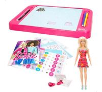 Lisciani - BARBIE - Taller de Moda - Crea Conjuntos con Estilo - Mesa de Luz - Juego Creativo para Niñas - Ocio Creativo - Incluye Muñeca Barbie - Made in Italy - A Partir de 4 Años