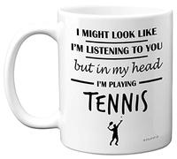 Stuff4 Regalos de tenis para mujeres y hombres, taza de tenis con texto en inglés In My Head I'm Playing Tennis, regalos divertidos para jugadores, regalos para amantes, tazas de cerámica de 325 ml
