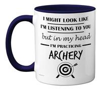 Stuff4 Taza con diseño de arco, con texto en inglés "In My Head", regalo divertido para los amantes del tiro con arco, hombres y mujeres, 325 ml, de cerámica prémium, apta para lavavajillas, color