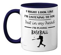 Stuff4 Taza de béisbol con texto en inglés "In My Head", regalo divertido para los amantes del béisbol, hombres y mujeres, taza de cerámica de alta calidad de 325 ml, apta para lavavajillas, color
