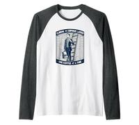 Subiendo la escalera corporativa un café a la vez Trabajo Camiseta Manga Raglan