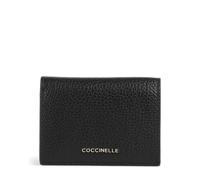 Súmate a la tendencia metálica con la cartera Soft de Coccinelle, elaborada en suave piel granulada que garantiza calidad y estilo duraderos. Su diseño compacto cuenta con un cierre de presión para un