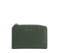 Súmate a la tendencia metálica con la cartera Soft de Coccinelle, hecha de cuero suave con textura granulada que ofrece una calidad y acabado refinados. Su diseño compacto cuenta con un cierre de pres