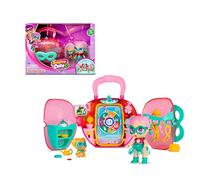 SUPER CUTE LITTLE BABIES - Mini Take-Along Bedroom with Gabi, Muñeca bebé Superheroína en versión pequeña, con cajita maletín que se convierte en habitación, mascota y accesorios, Famosa (UPU05201)