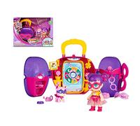 SUPER CUTE LITTLE BABIES - Mini Take-Along Bedroom with Sisi, Muñeca bebé Superheroína en versión pequeña, con cajita maletín que se convierte en habitación, mascota y accesorios, Famosa (UPU05101)