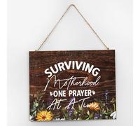 Surviving Motherhood One Prayer At A Time - Letrero de madera para colgar en la pared, decoración envejecida, letrero de madera establecido positivamente para cocina, hogar, puerta delantera, 10 x 12
