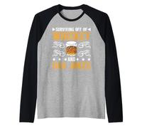 Surviving Off of Whiskey and Dad Jokes Parenting - Camiseta Manga Raglan