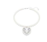 Swarovski x Ariana Grande Collar, Crystal Pearls Tanto Alrededor del Collar como Alrededor del Cristal Central en Forma de Corazón, en Diferentes Tamaños, Baño de rodio, Blanco