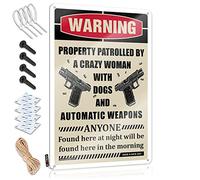 SWFG - Letreros divertidos de lata para decir que la propiedad patrullada por una perra loca con perros y armas automáticas para decoración del hogar para hombres, carteles divertidos de billar (20 x